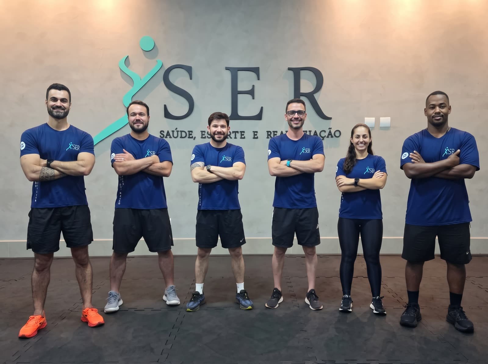 A equipe da S.E.R — fisioterapeutas e treinadores — na recepção da unidade em Barretos